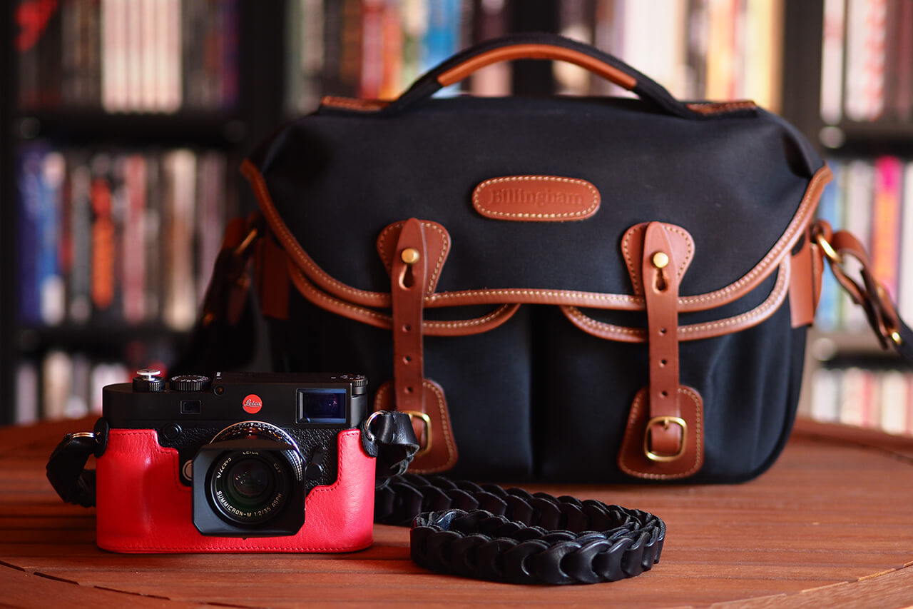 Die Leica M10 vor einer Billingham Tasche.