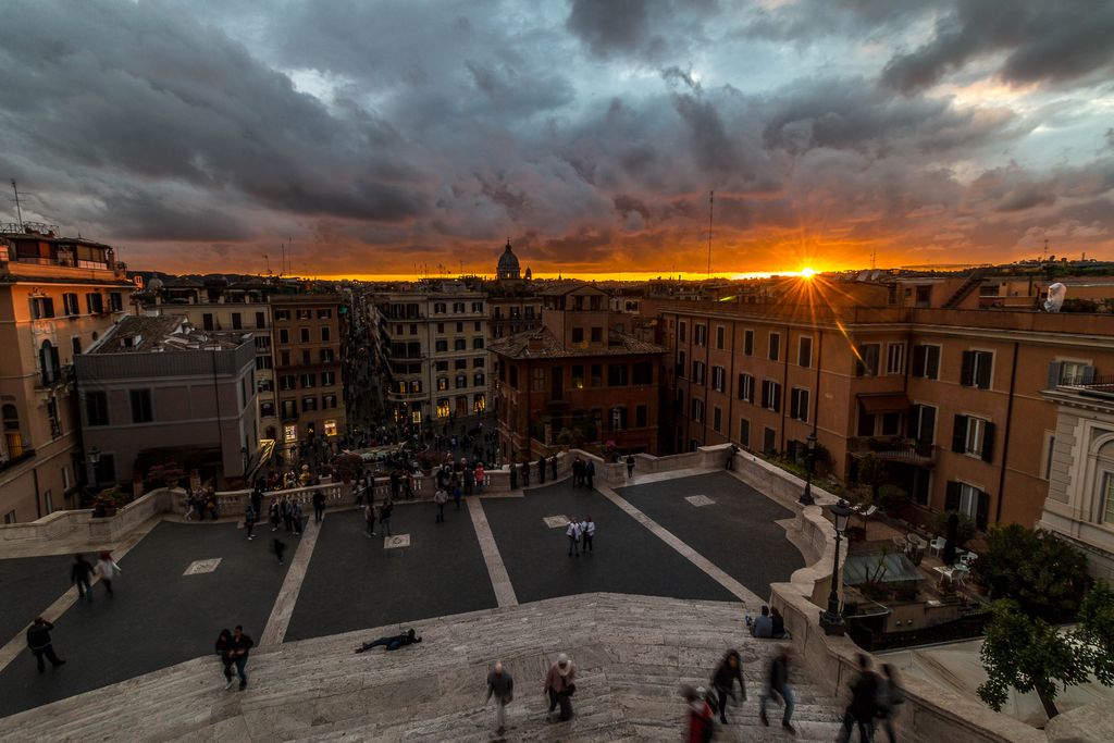 Die spanische Treppe in Rom bei Sonnenuntergang.