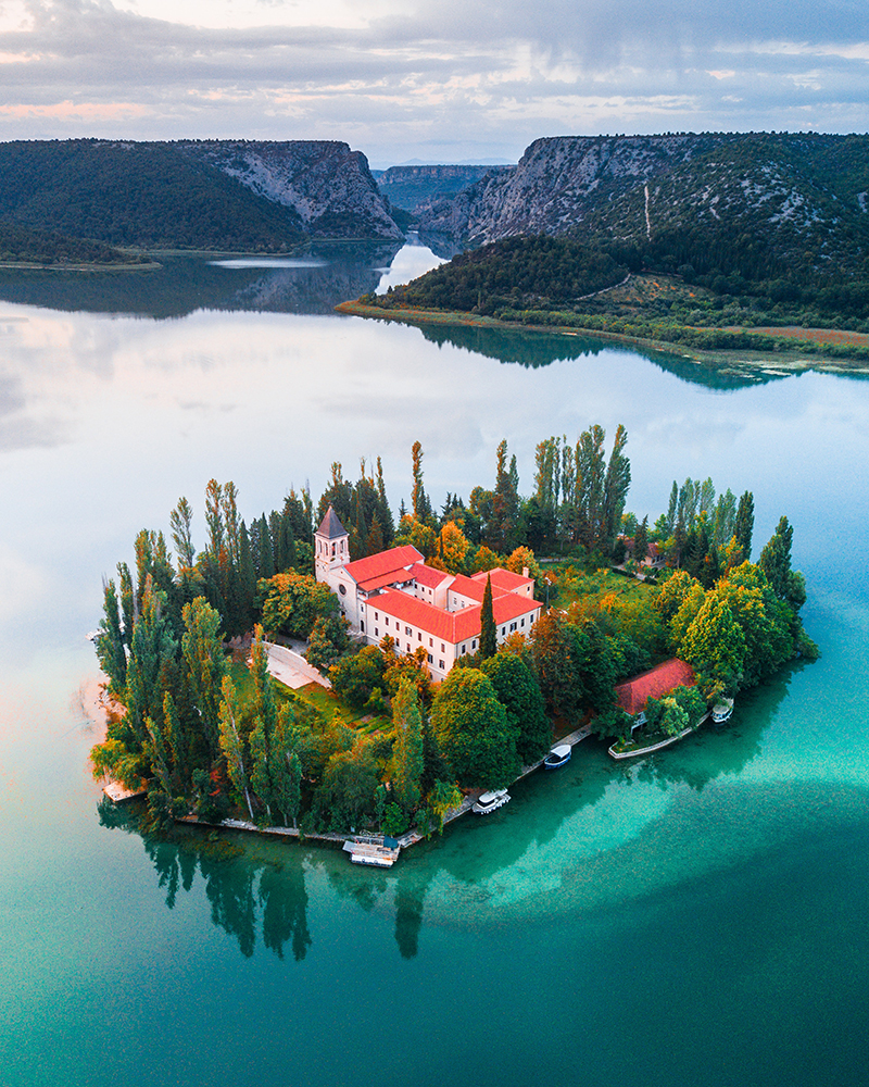 See Landschaft mit Schloss auf einer Insel