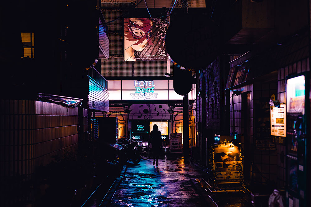 Straßengasse bei Nacht.