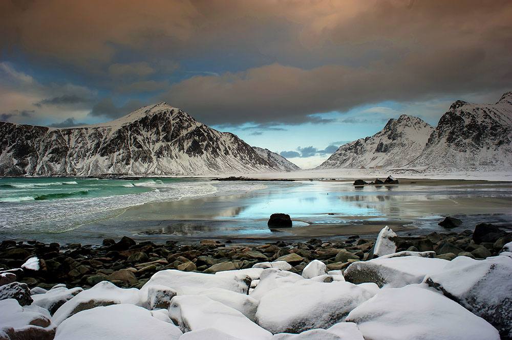 Winterlandschaft in der Dämmerung. 