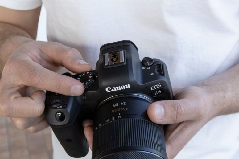 Canon EOS R6 in der Hand einer Person.