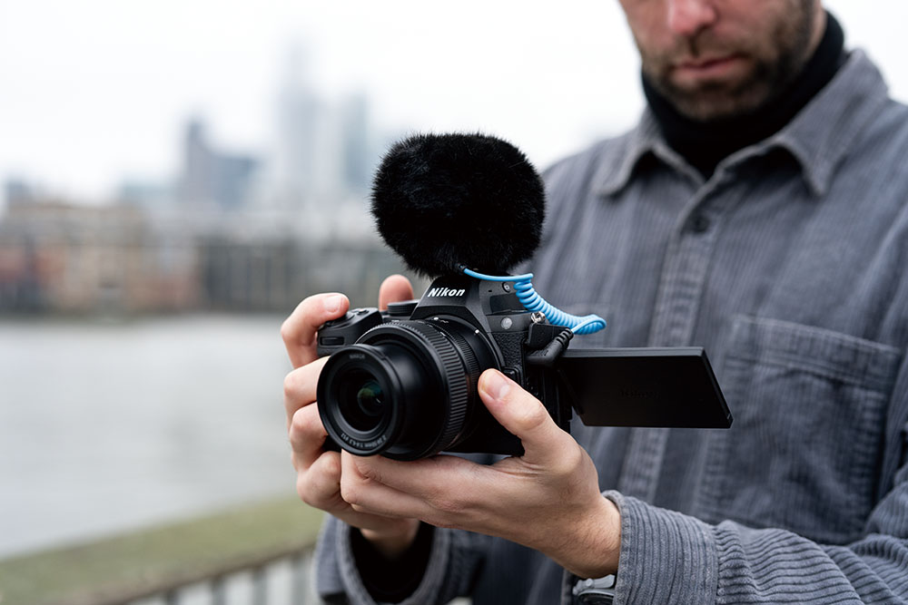 Nikon Z5II im Outdoor-Einsatz als Videokamera mit angeschlossenem Mikrofon