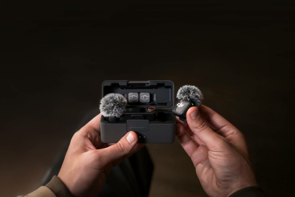 DJI Mic 3 komplette Set in den Händen gehalten