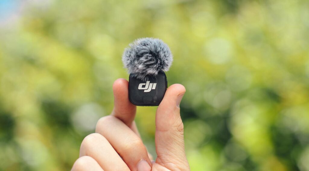 DJI Mic 3 Sender zwischen den Fingern gehalten