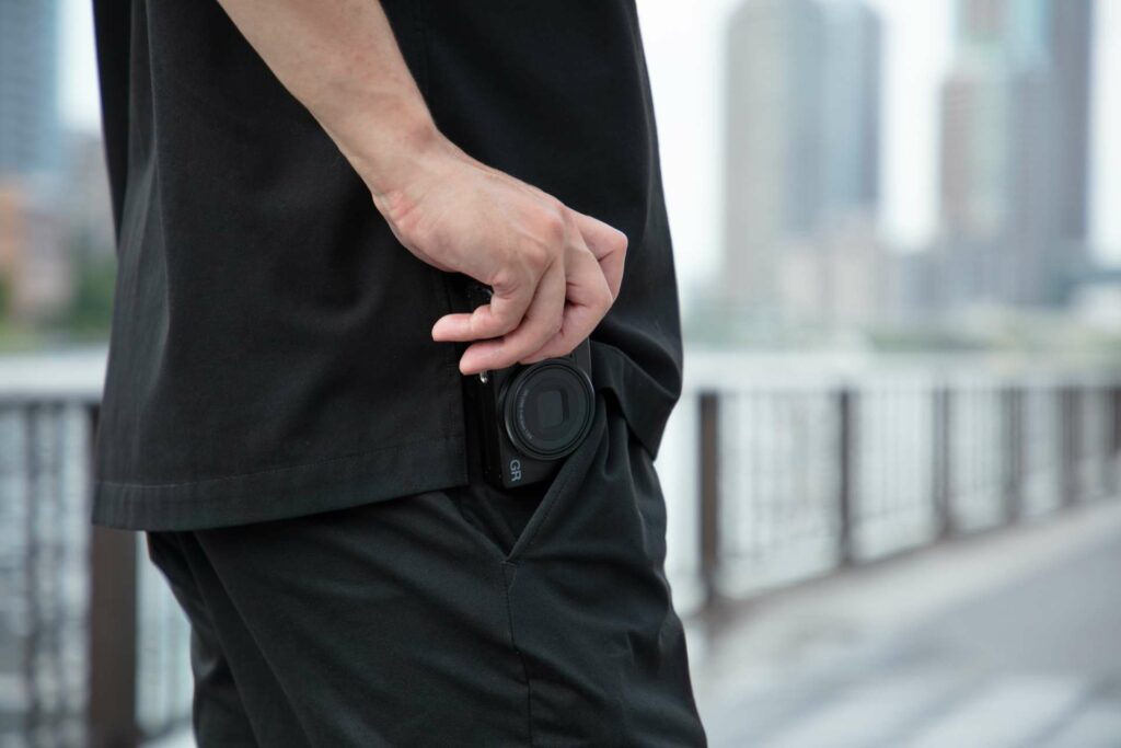 Ricoh GR IV getragen in der Hosentasche