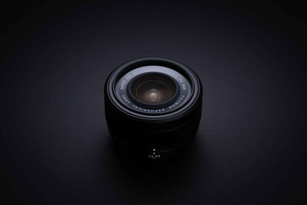 FUJINON XC 13–33 mm F3.5–6.3 OIS vollständig abgebildet
