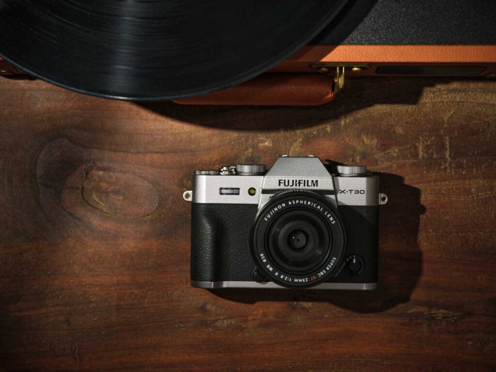 Draufsicht derX-T30 iii die auf dem Tisch liegt