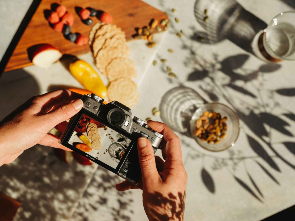 X-T30 iii im Einsatz beim Fotografieren eines Food Arrangements