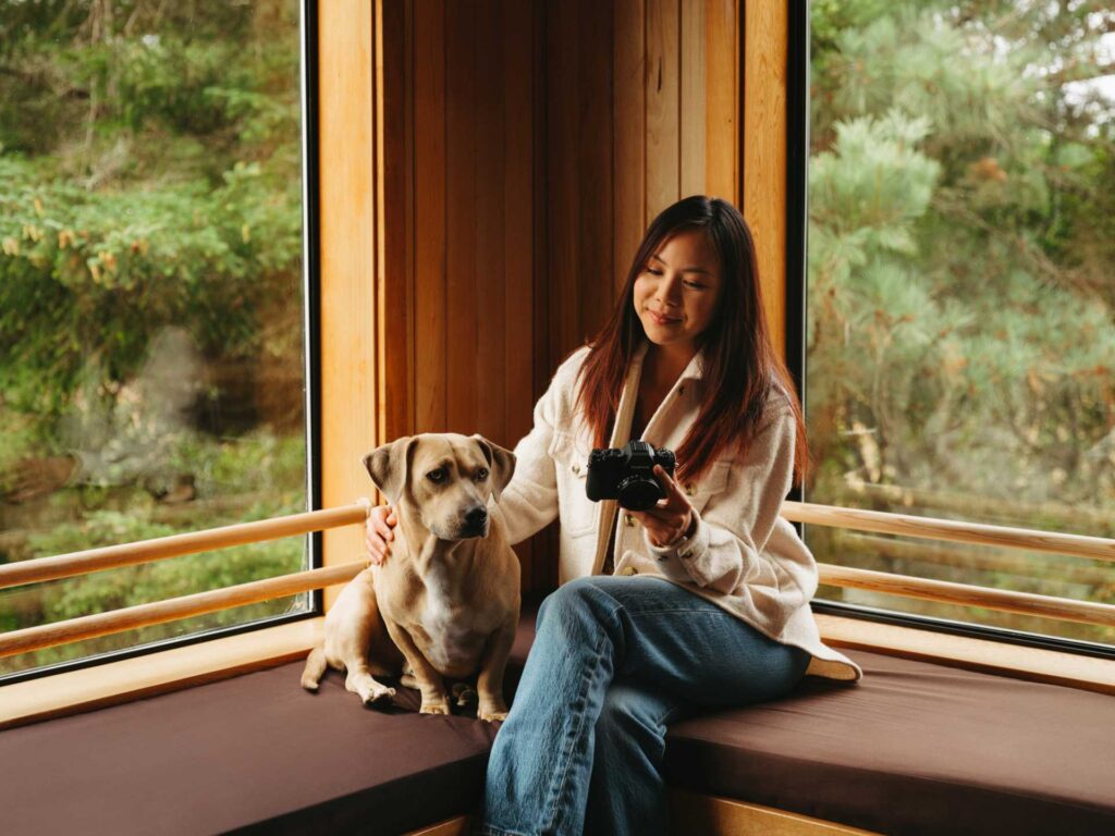 Fotografin schaut sich die Ergebnisse einer Fotosession mit ihrem Hund auf dem Touchscreen der X-T30 iii an