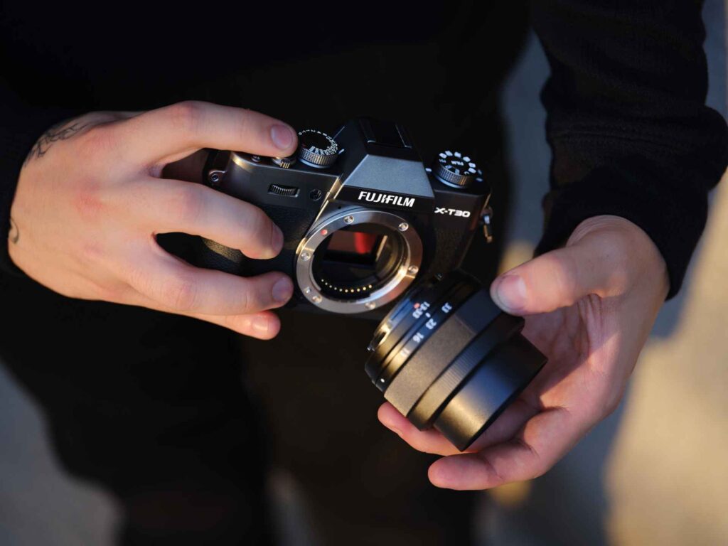 FUJINON XC 13–33 mm F3.5–6.3 OIS wird an die Kamera geschraubt