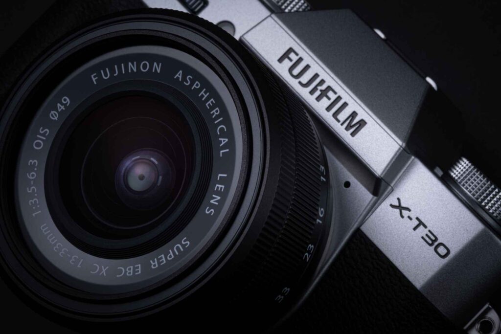 Großaufnahme der X-T30 iii mit dem neuen Kit-Objektiv