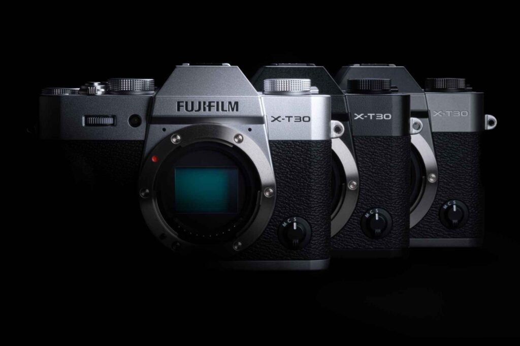 Drei X-T30 iii Kamera-Bodies in Silber, Schwarz und Anthrazit