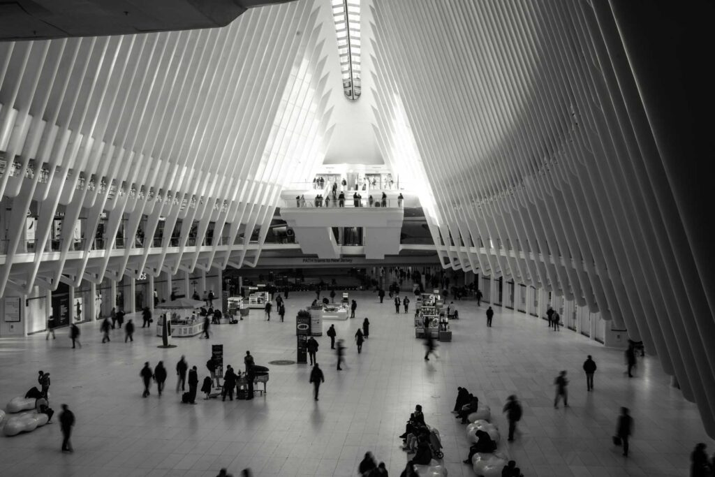 Beispielaufnahme einer Wartehalle unter Verwendung des Otus ML 35mm Objektivs.