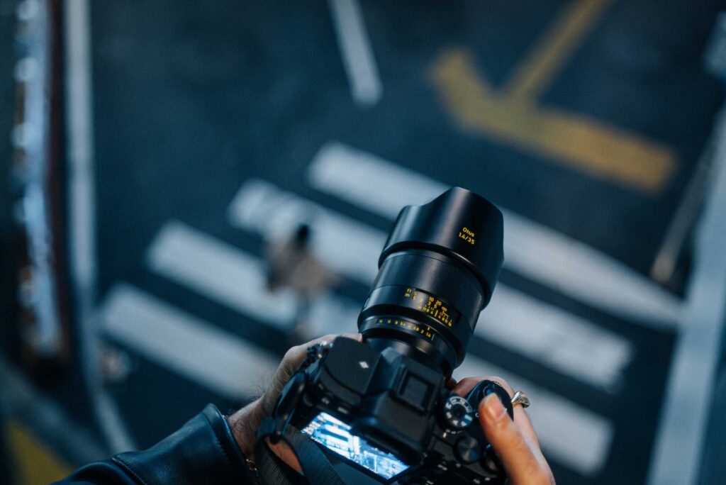 Otus ML 35mm im Einsatz. Befestigt an einer Kamera.