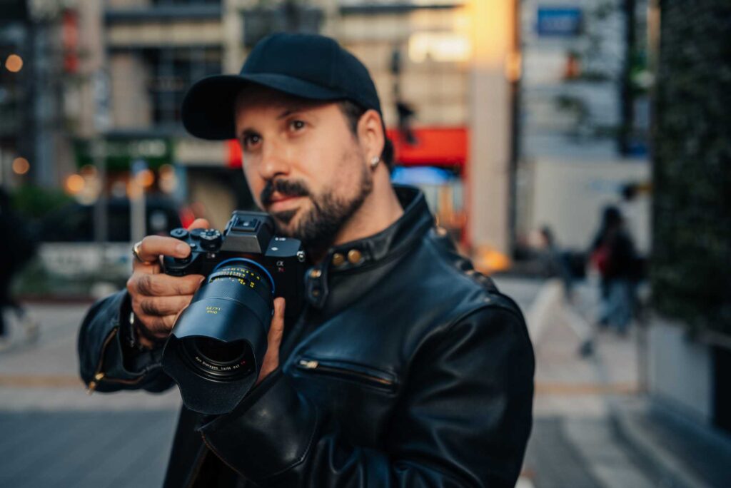 Fotograf nutzt das Otus ML 35mm Objektiv für Streetphotography.