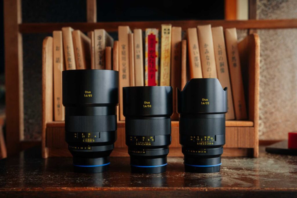 Drei Objektive der Otus ML-Objektivreihe: 85mm, 50mm, 35mm.