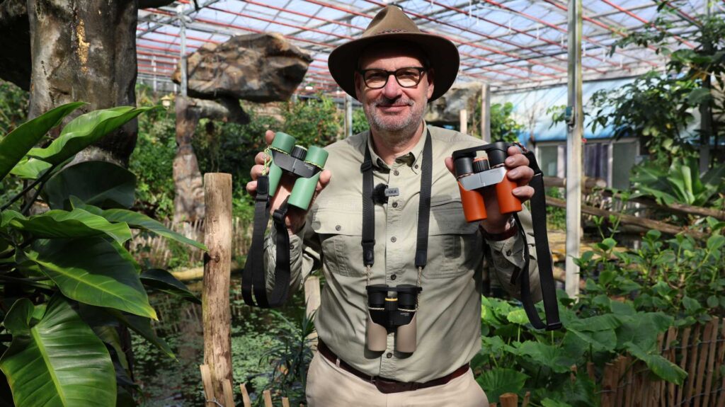 Swarovski Optik Produktspezialist Olaf Christensen präsentiert drei Farbvarianten der CL Companion Ferngläser.