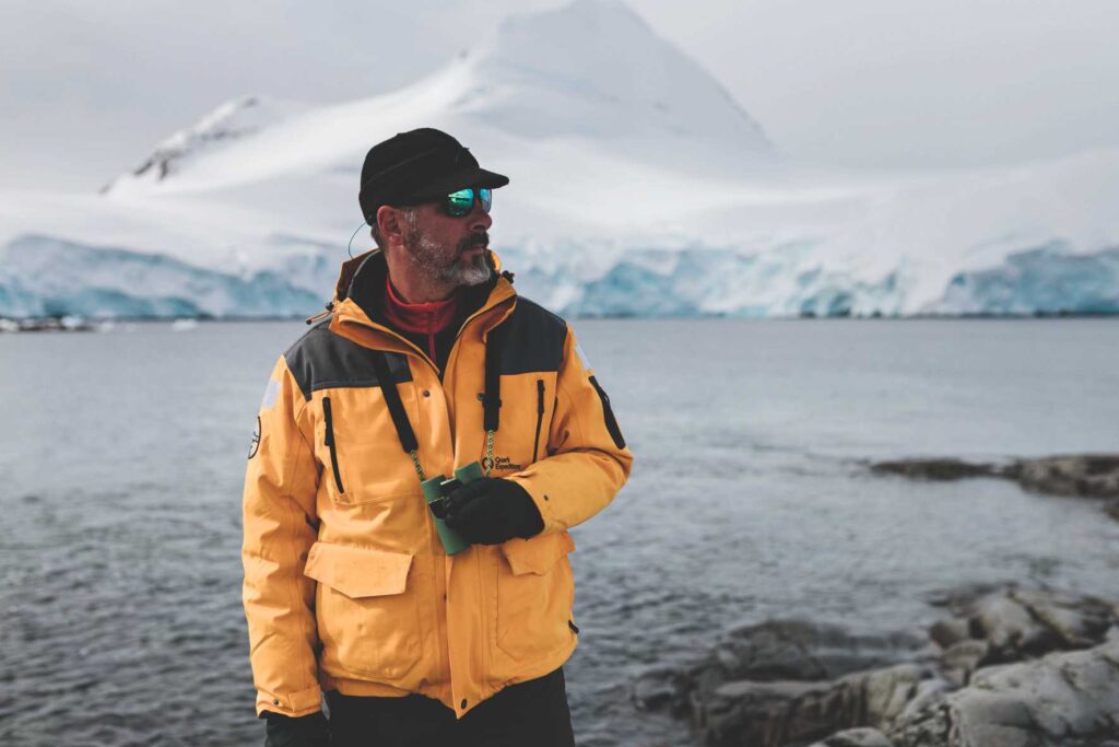 Swarovski CL Companion im Einsatz in einer Schneelandschaft.