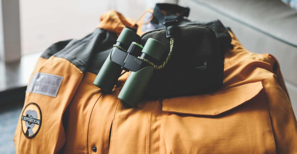 Swarovski CL Companion liegt auf einem Rucksack.