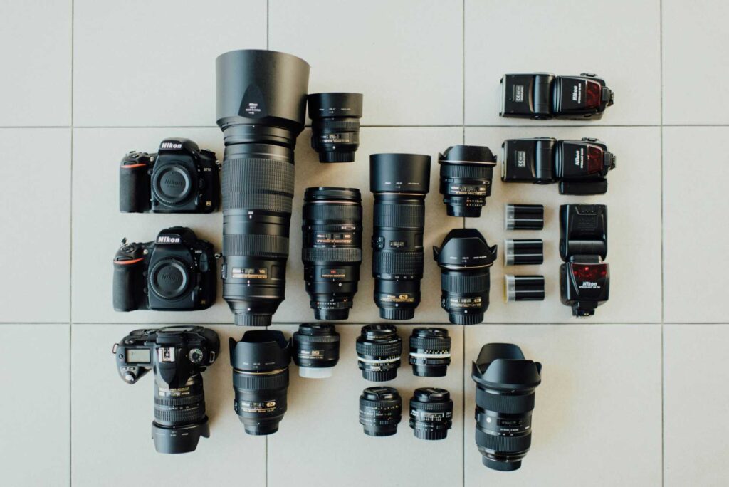 Nikon DSLR-Kameras mit einer Auswahl an verschiedenen Objektiven.