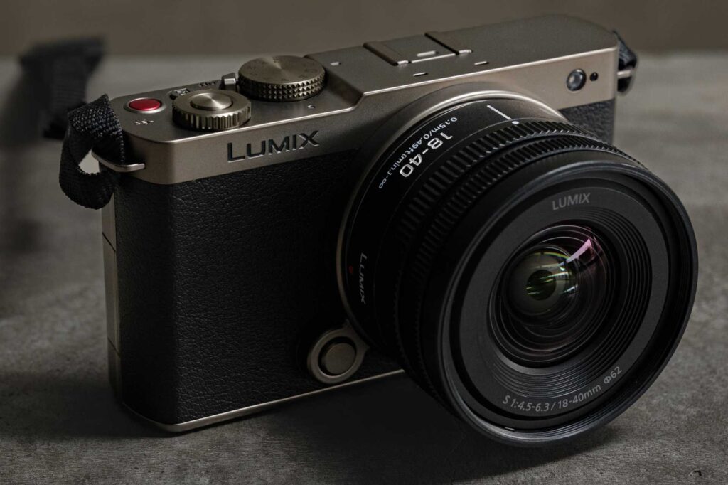 Lumix DC-S9 Titanium Edition Kamera mit Objektiv.