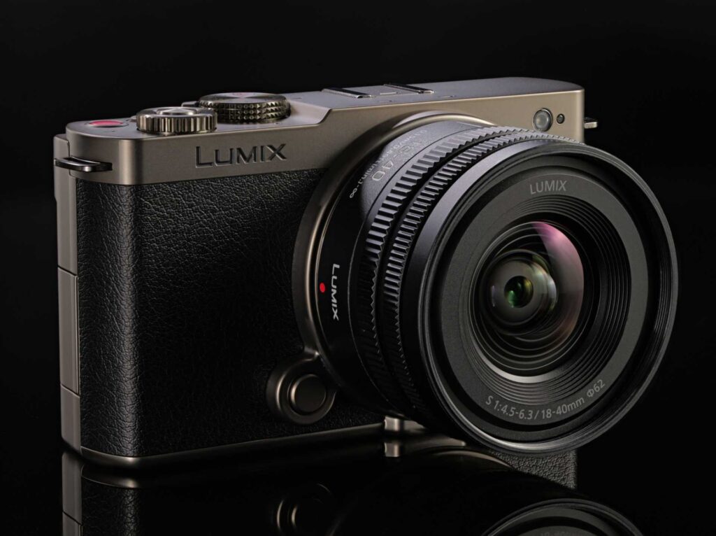 Lumix DC-S9 Titanium Edition Kamera mit Objektiv.