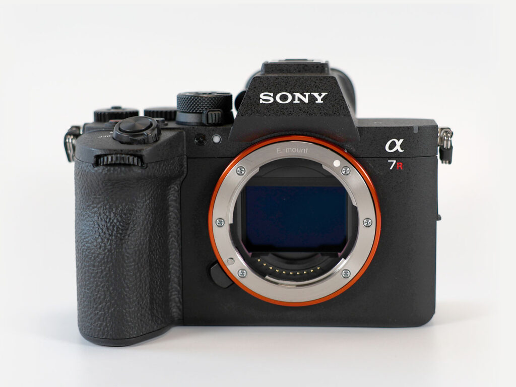 Sony Alpha 7R VI Kamera in der Vorderansicht.