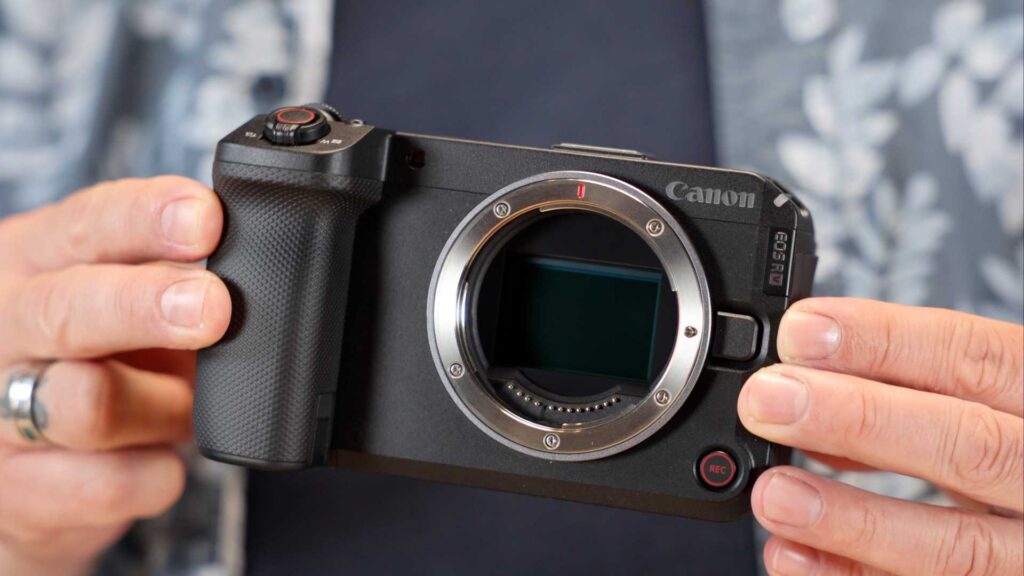 Canon EOS R6 V in den Händen gehalten. Vordernasicht.