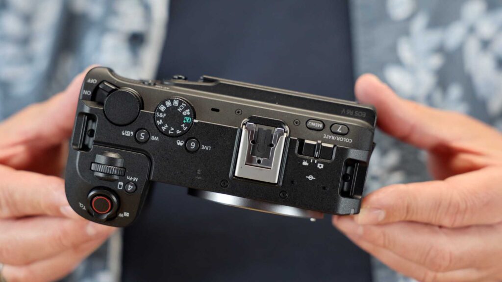 Canon EOS R6 V in den Händen gehalten. Draufsicht.