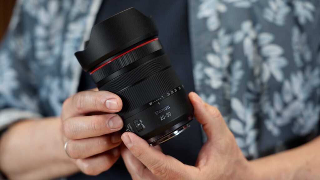 Canon RF 20-50mm in Händen gehalten.