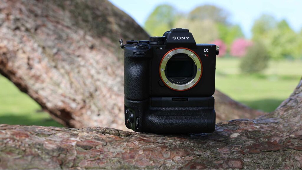 Sony Alpha 7R VI mit Batteriegriff.