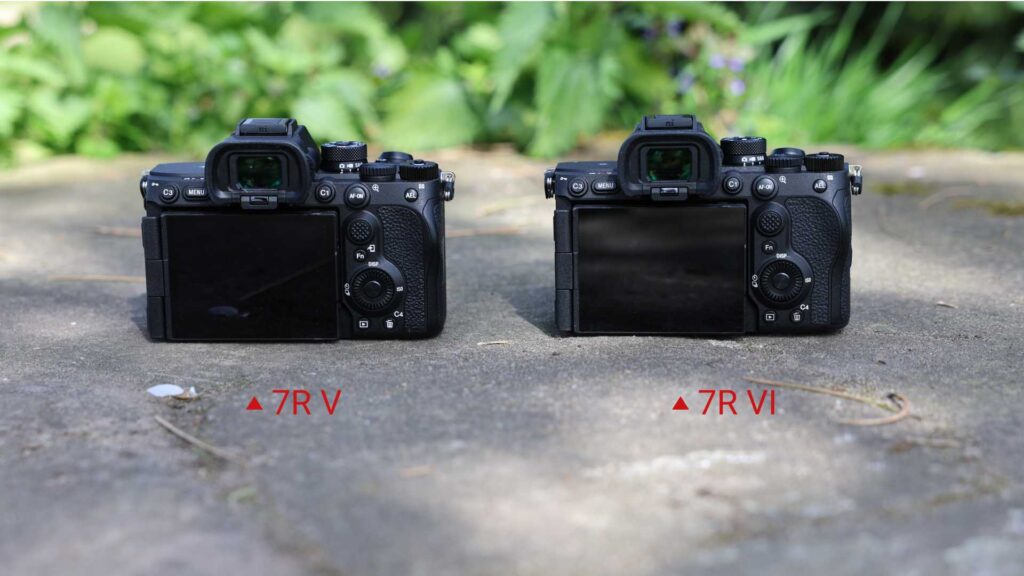 Sony Alpha 7R V und Sony Alpha 7R VI nebeneinander in der Rückansicht.
