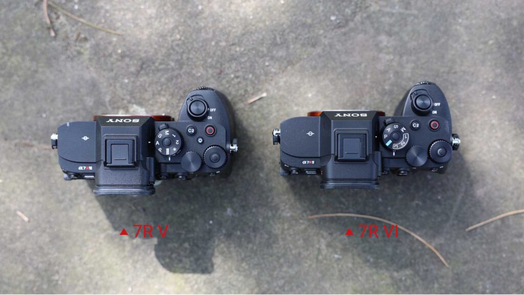 Sony Alpha 7R V und Sony Alpha 7R VI nebeneinander in der Draufsicht.