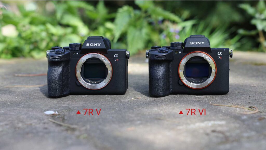 Sony Alpha 7R V und Sony Alpha 7R VI nebeneinander in der Vorderansicht.