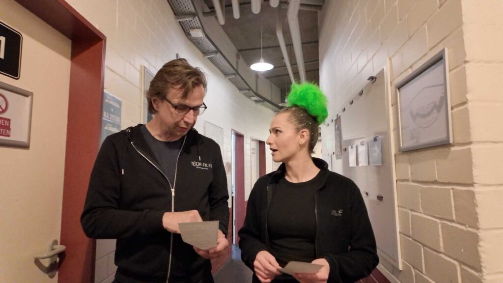 Mathias Rethmann bespricht vor der Show den Ablauf mit einem Mitglied der Greenbeats.