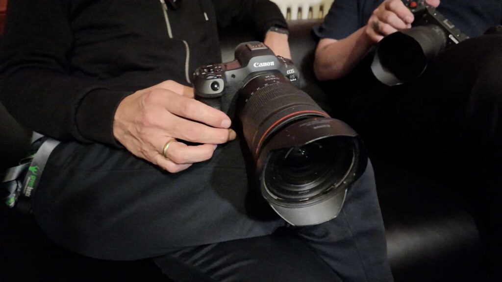 Matthias Rethmann hält seine Canon Kamera in den Händen.