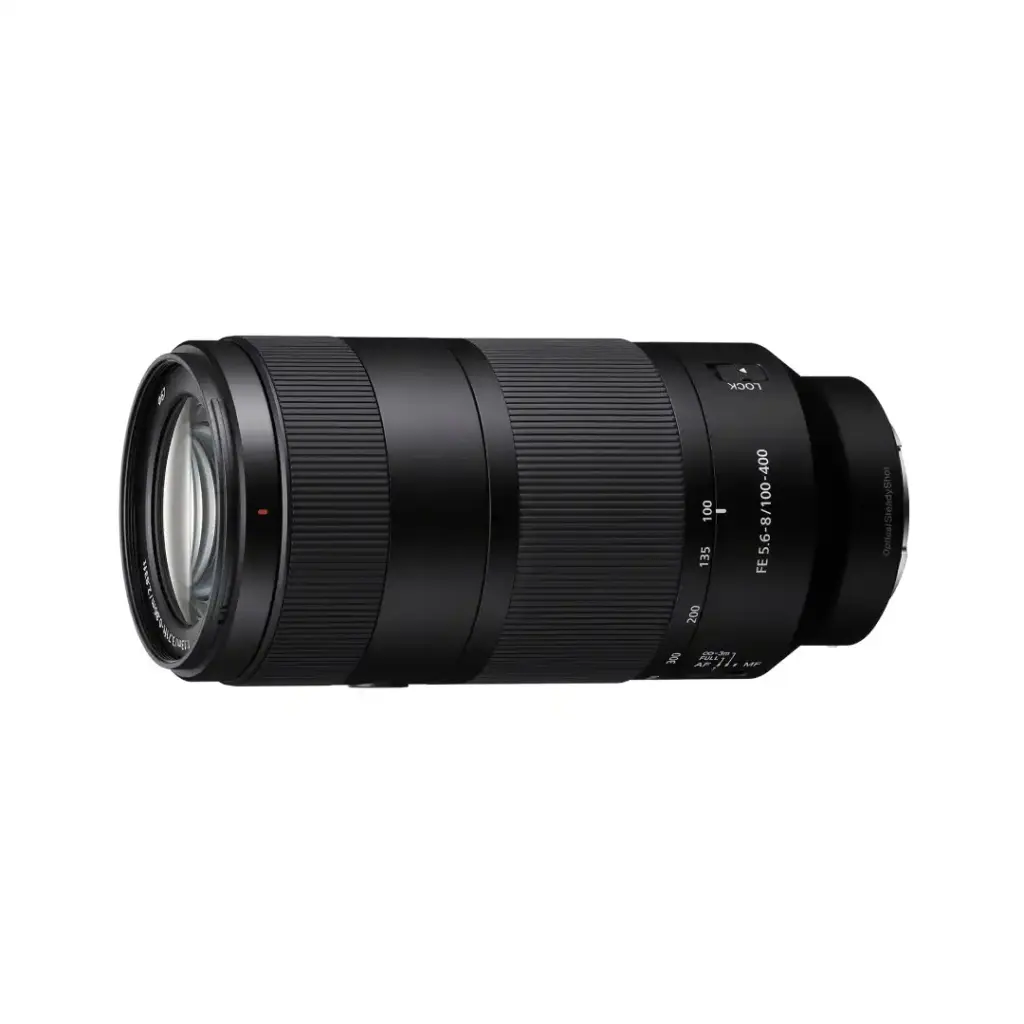 Sony FE 100–400mm F5.6–8 OSS in der Seitenansicht.